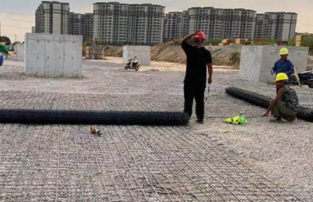 栖霞土工格栅铺设前地基要怎么处理？